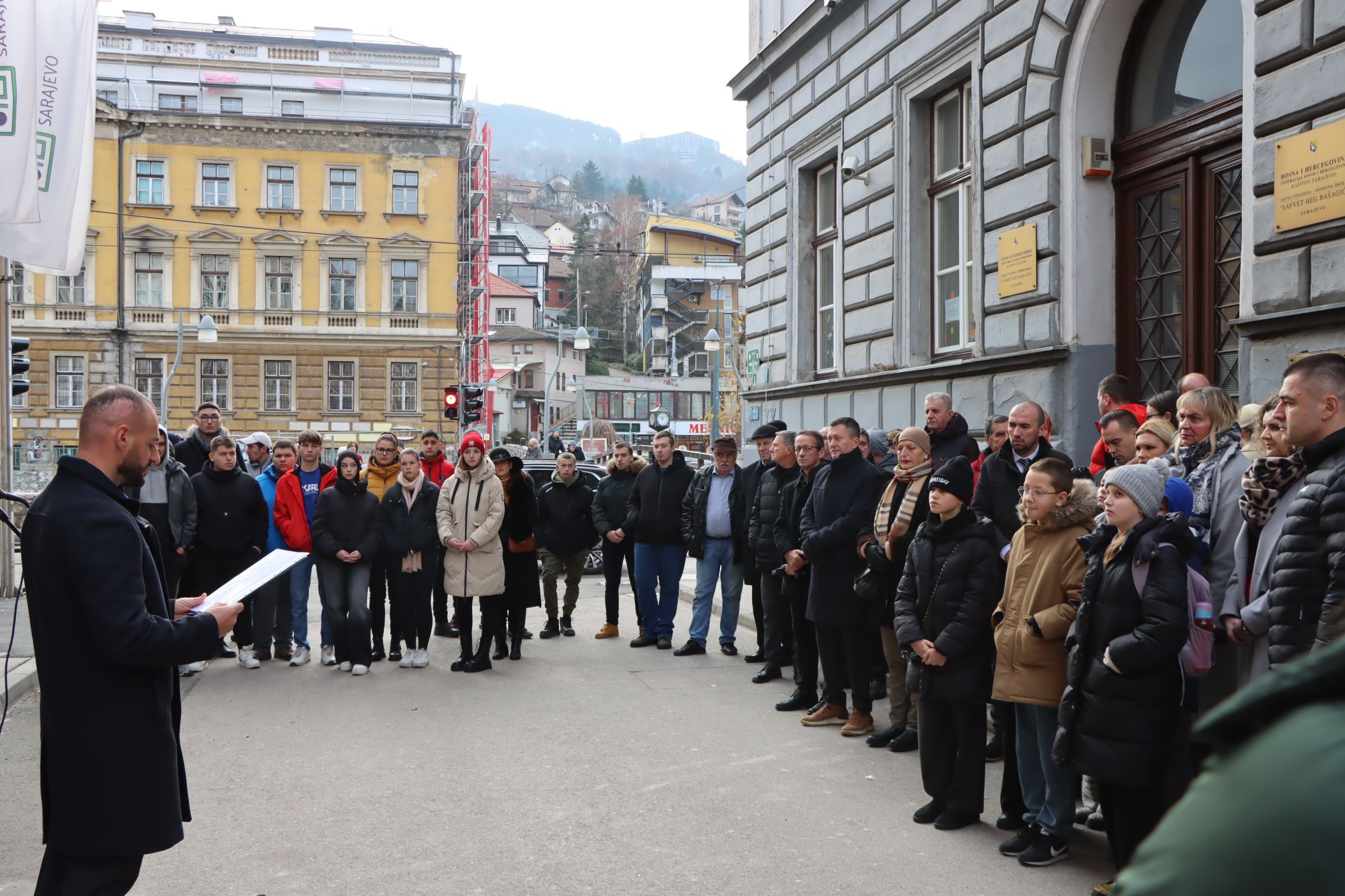 Položeno cvijeće na mjestu masakra ispred OŠ 'Safvet-beg Bašagić'