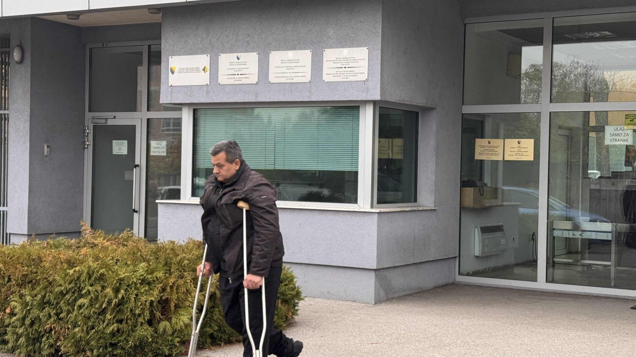 On se osvrnuo na iskaze trojice zarobljenika koje je, prema optužnici, Stovrag tukao za vrijeme ispitivanja. 