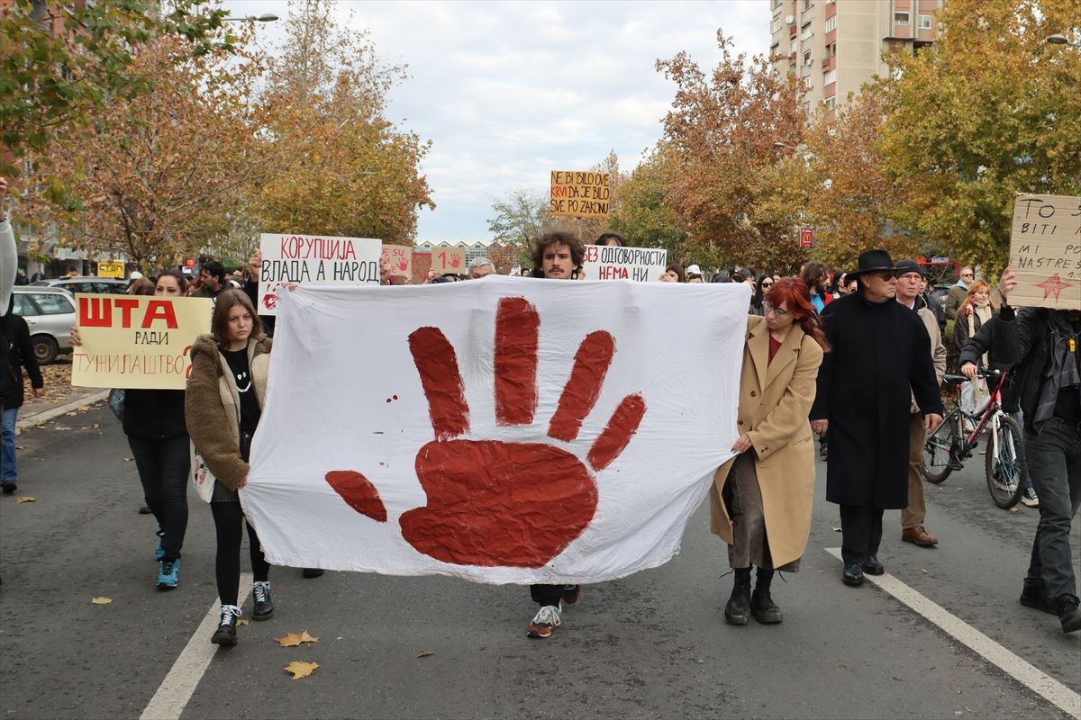 Učesnici protesta, među kojima je bilo najviše mladih ljudi, prošetali su u tišini od Željezničke stanice do Trga slobode, zastajući na 15 lokacija na tom putu