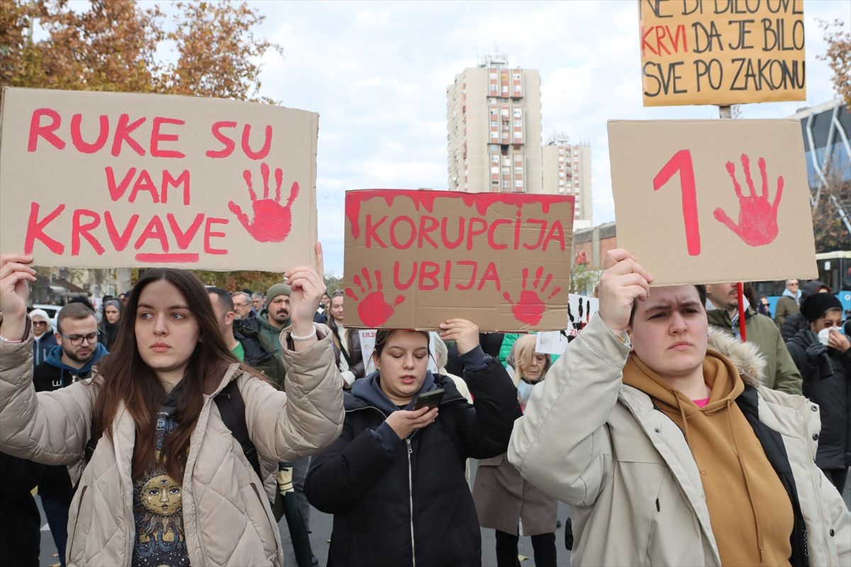Učesnici protesta, među kojima je bilo najviše mladih ljudi, prošetali su u tišini od Željezničke stanice do Trga slobode, zastajući na 15 lokacija na tom putu