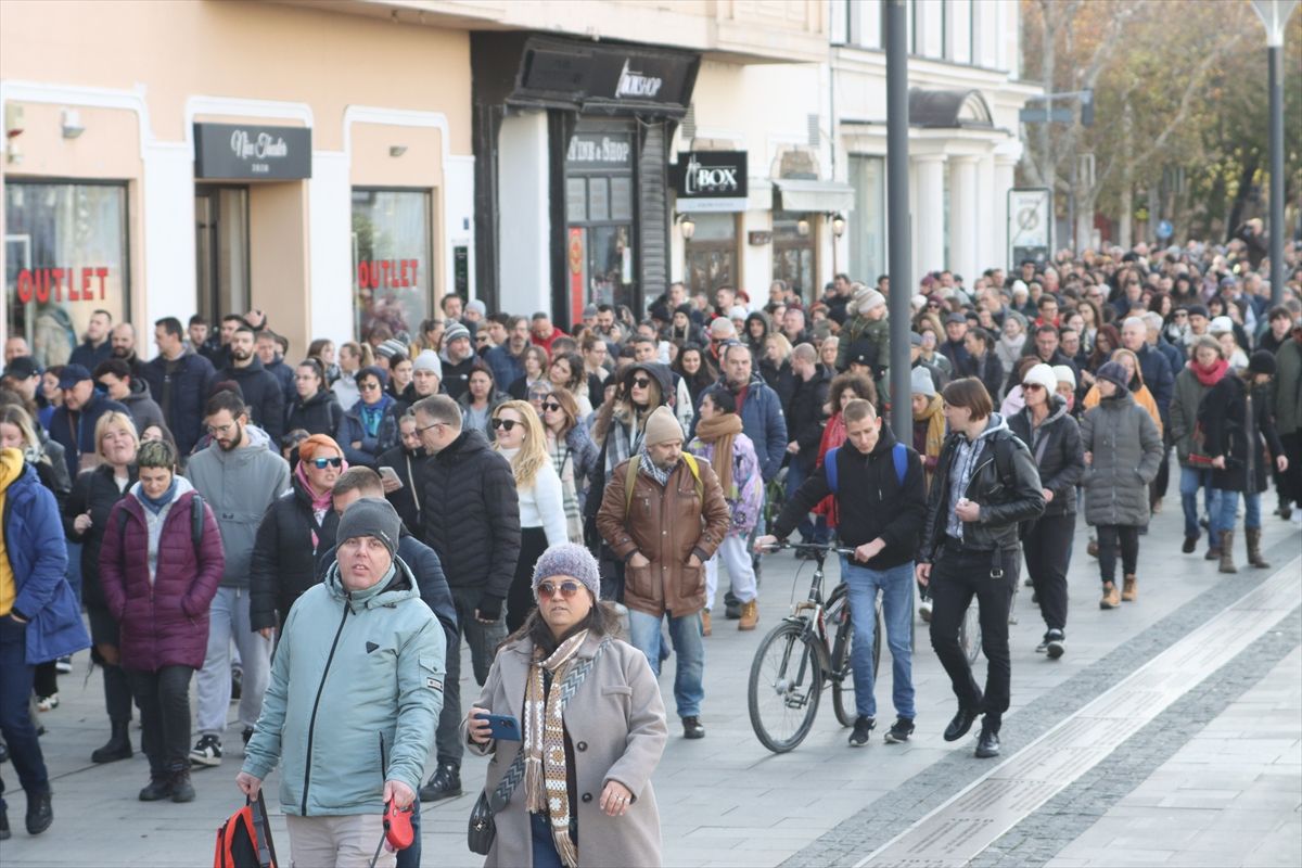 Učesnici protesta, među kojima je bilo najviše mladih ljudi, prošetali su u tišini od Željezničke stanice do Trga slobode, zastajući na 15 lokacija na tom putu