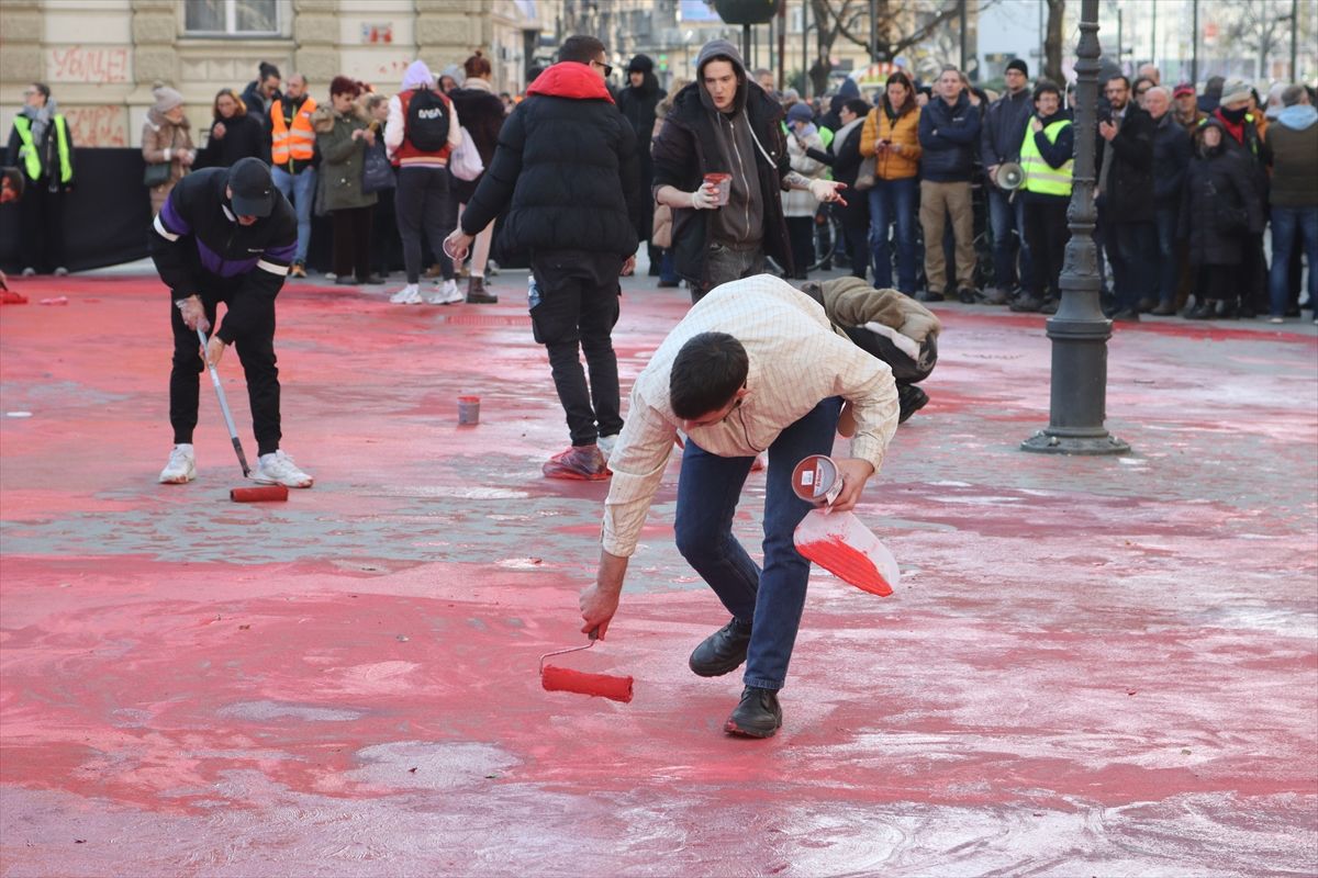Učesnici protesta, među kojima je bilo najviše mladih ljudi, prošetali su u tišini od Željezničke stanice do Trga slobode, zastajući na 15 lokacija na tom putu