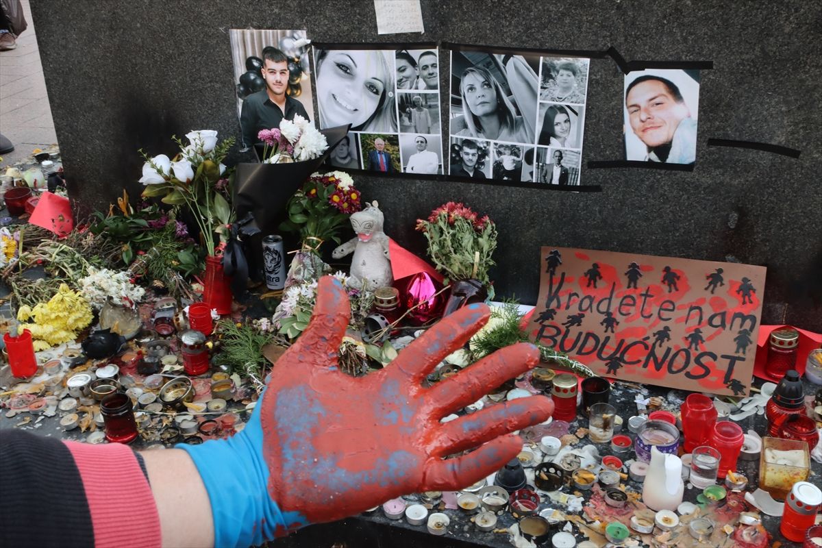 Učesnici protesta, među kojima je bilo najviše mladih ljudi, prošetali su u tišini od Željezničke stanice do Trga slobode, zastajući na 15 lokacija na tom putu