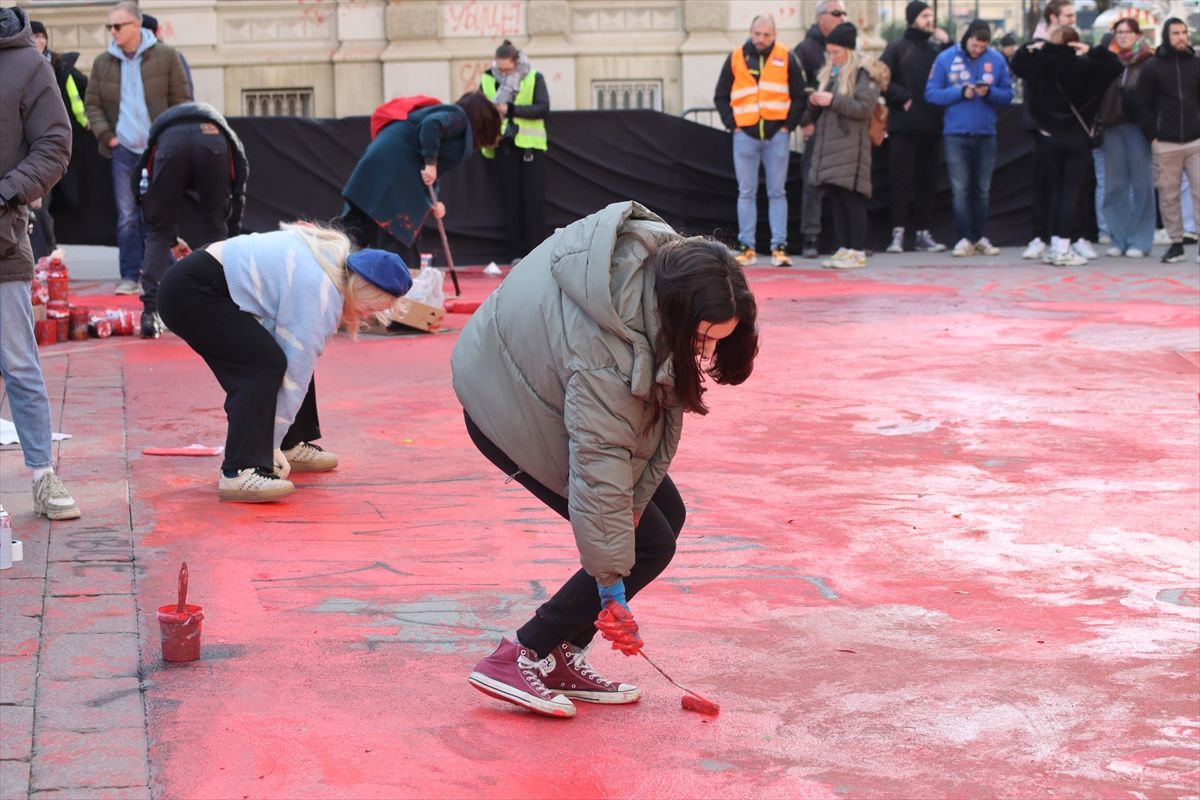 Učesnici protesta, među kojima je bilo najviše mladih ljudi, prošetali su u tišini od Željezničke stanice do Trga slobode, zastajući na 15 lokacija na tom putu