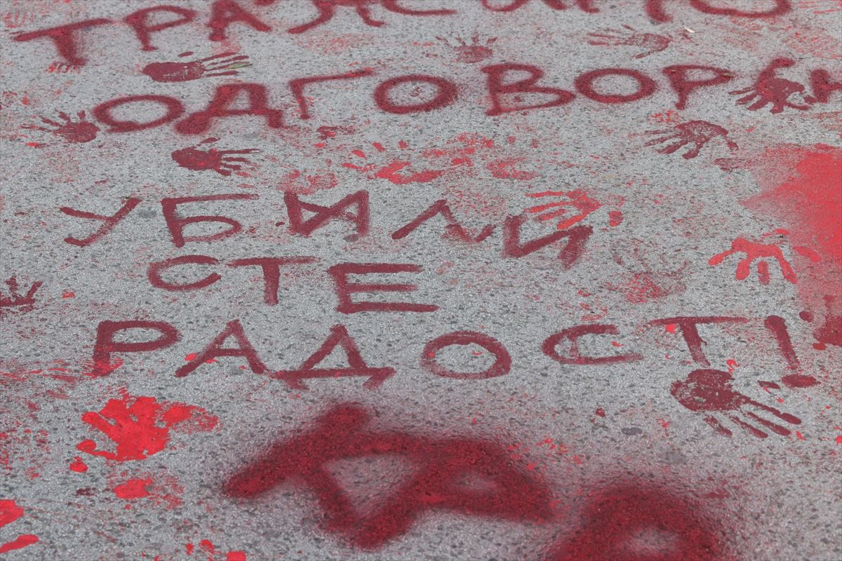 Učesnici protesta, među kojima je bilo najviše mladih ljudi, prošetali su u tišini od Željezničke stanice do Trga slobode, zastajući na 15 lokacija na tom putu