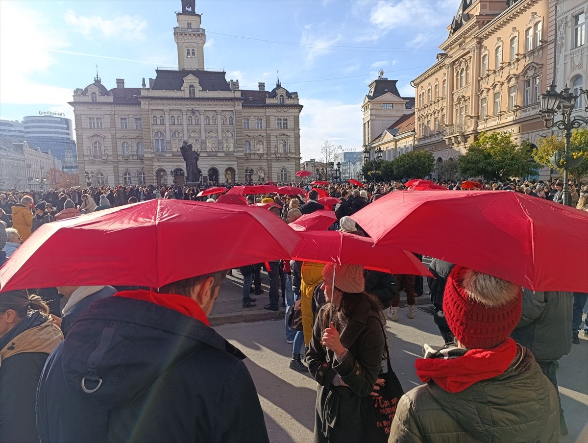 Učesnici protesta, među kojima je bilo najviše mladih ljudi, prošetali su u tišini od Željezničke stanice do Trga slobode, zastajući na 15 lokacija na tom putu