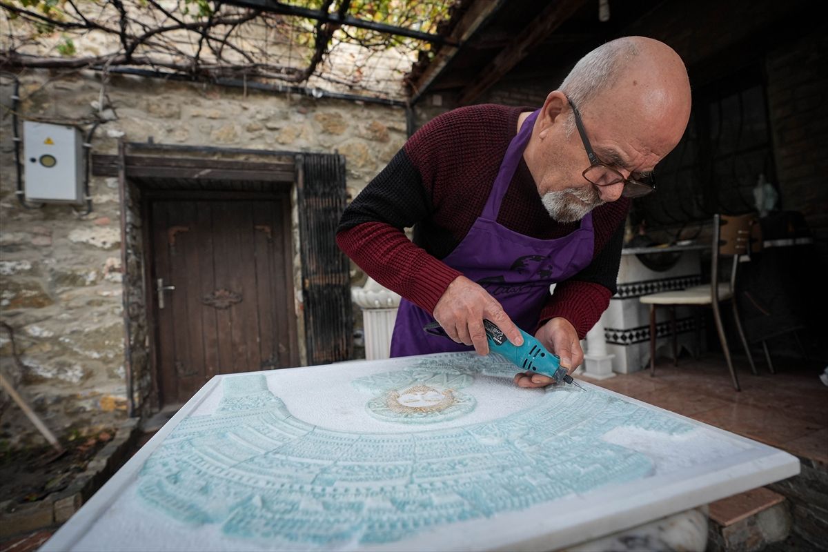 Zanat i prve korake u ovom poslu naučio je od oca kada je imao svega 13 godina i od tada nije prestao da se bavi klesarstvom