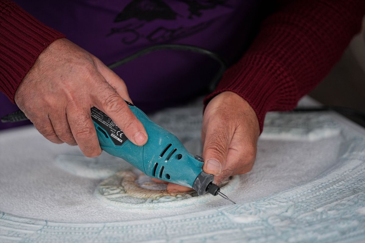 Klesar na mermeru pravi umjetnička djela, 1981. godine otvorio vlastitu radionicu