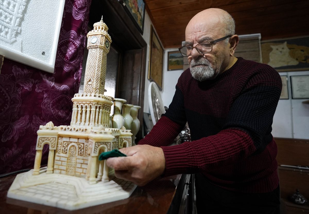 Zanat i prve korake u ovom poslu naučio je od oca kada je imao svega 13 godina i od tada nije prestao da se bavi klesarstvom