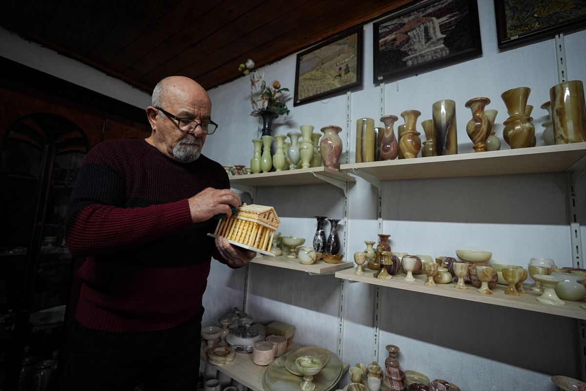 Klesar na mermeru pravi umjetnička djela, 1981. godine otvorio vlastitu radionicu