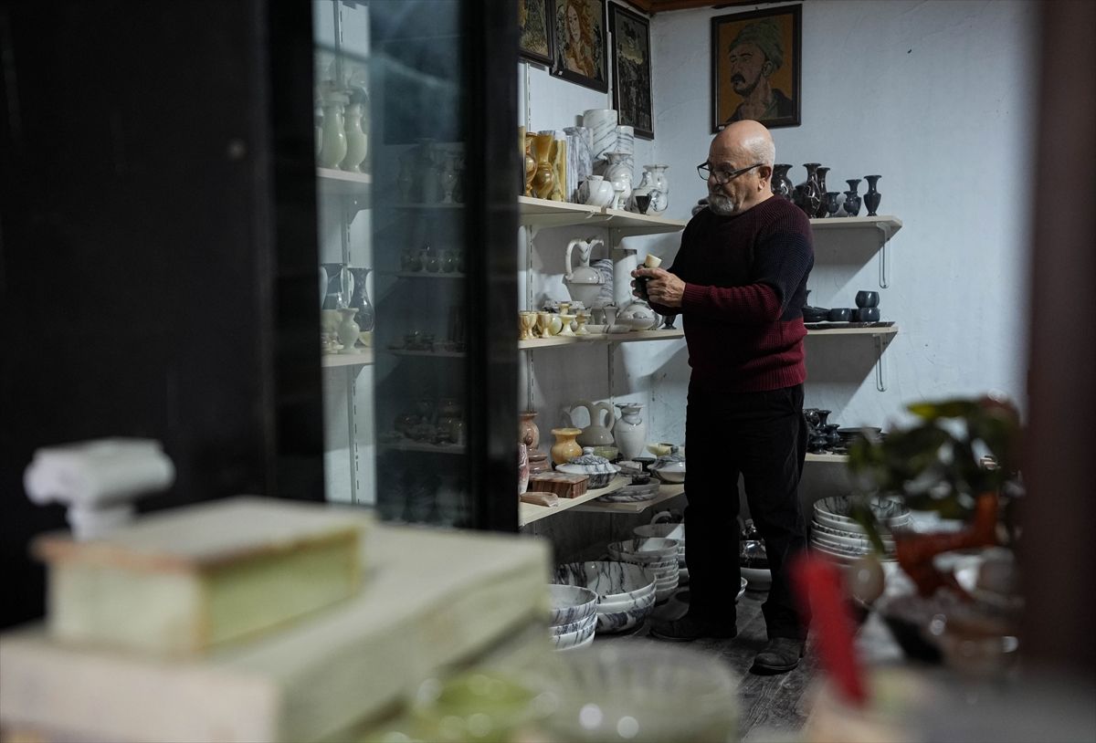 Klesar na mermeru pravi umjetnička djela, 1981. godine otvorio vlastitu radionicu