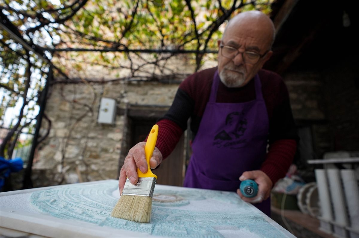 Klesar na mermeru pravi umjetnička djela, 1981. godine otvorio vlastitu radionicu