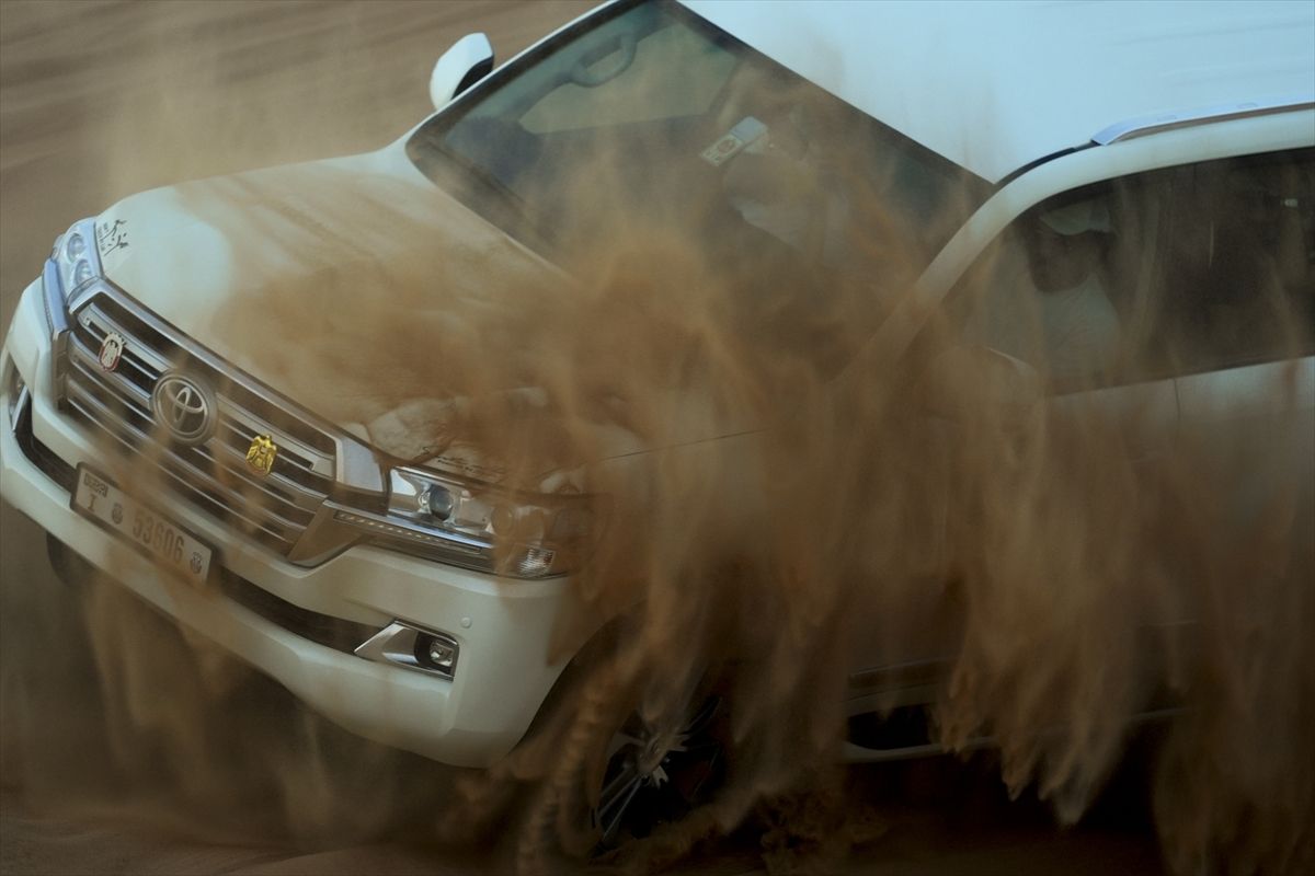U pustinjskim safarijima, posebno u pješčanim dinama, preferira se putovanje terenskim vozilima