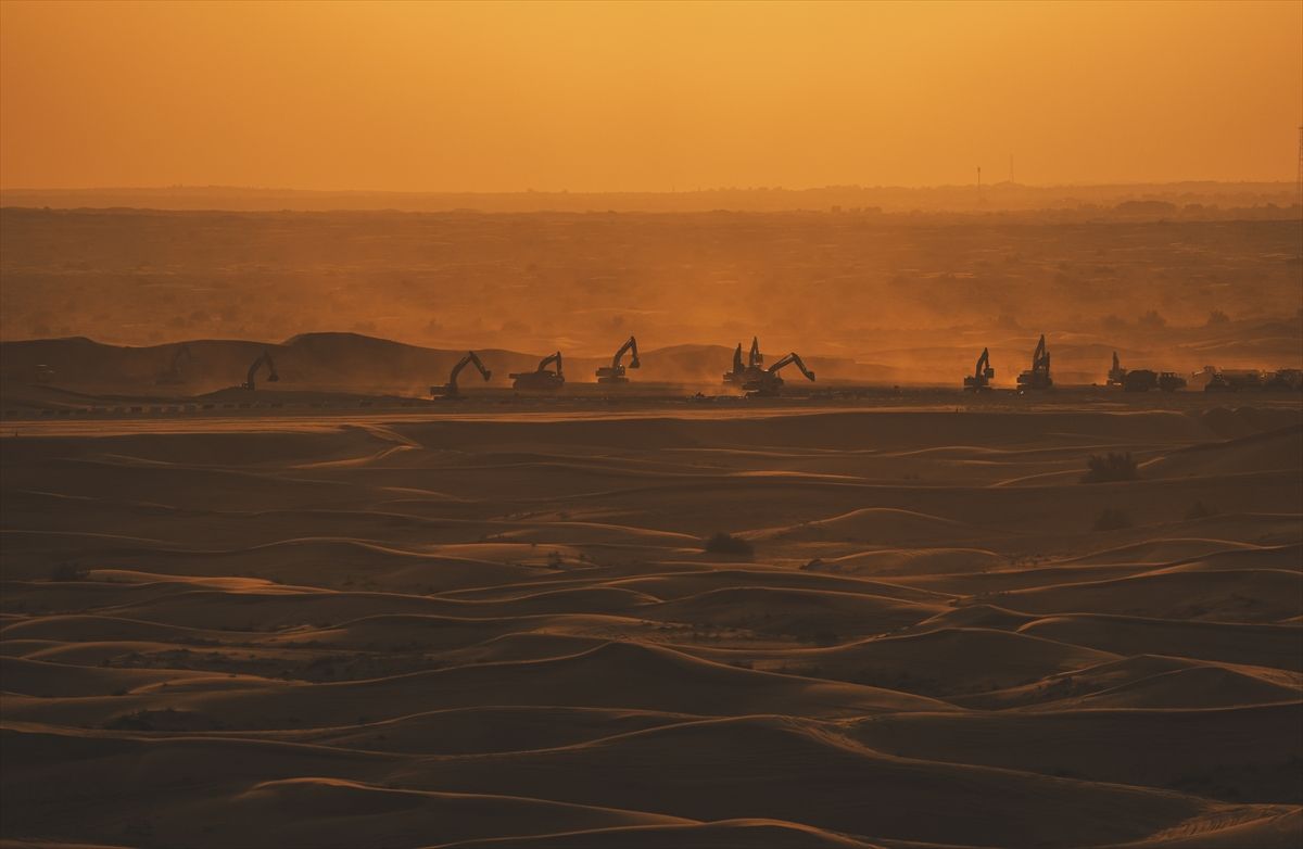U pustinjskim safarijima, posebno u pješčanim dinama, preferira se putovanje terenskim vozilima