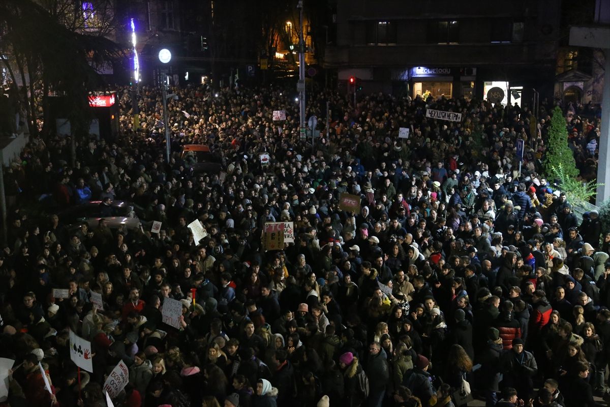 Studenti organizovali protest ispred zgrade RTS-a i uz buku pokušali ometati emitovanje Dnevnika
