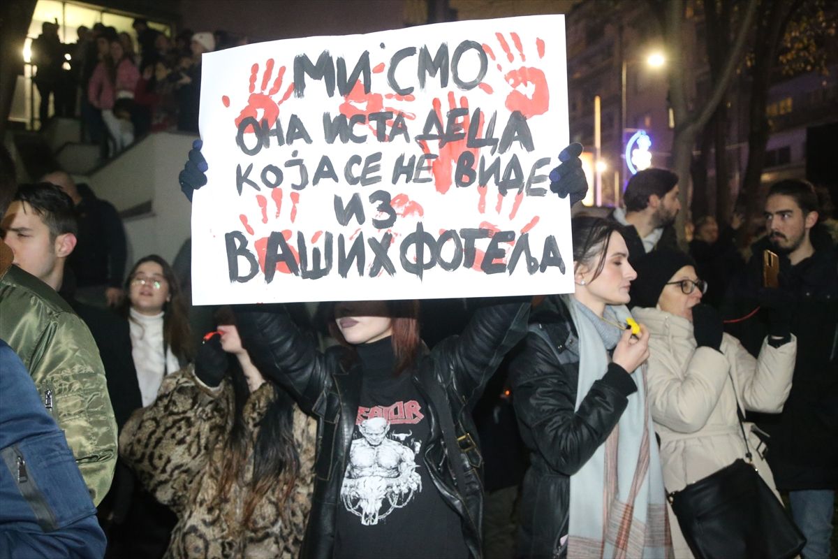 Studenti organizovali protest ispred zgrade RTS-a i uz buku pokušali ometati emitovanje Dnevnika