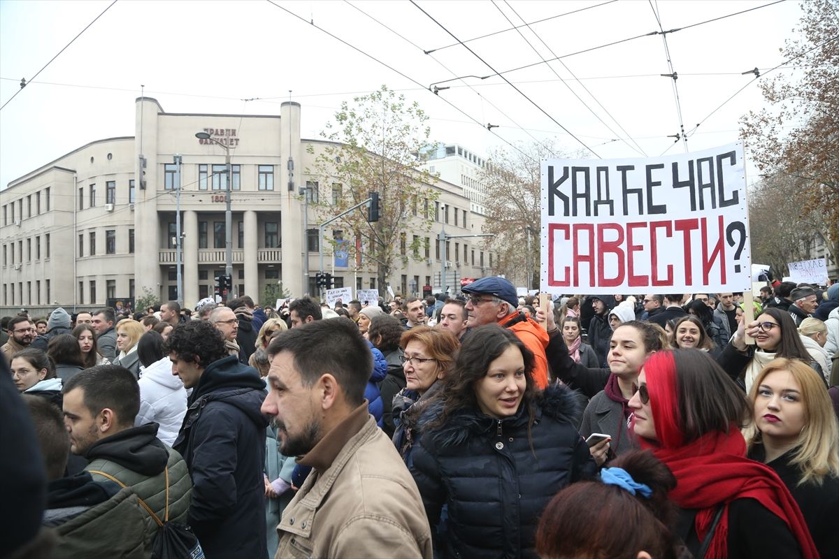Vlast, pak, proteste ne doživljava kao građanski bunt, već ih vidi kao „lešinarenje“ oporbe i pokušaj rušenja vlade i predsjednika države