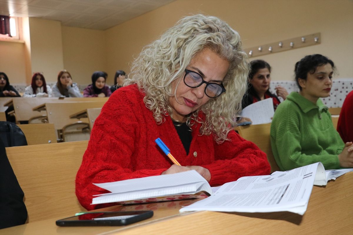 Turkinja Serife u 54. godini upisala treći fakultet kako bi sinu bila primjer