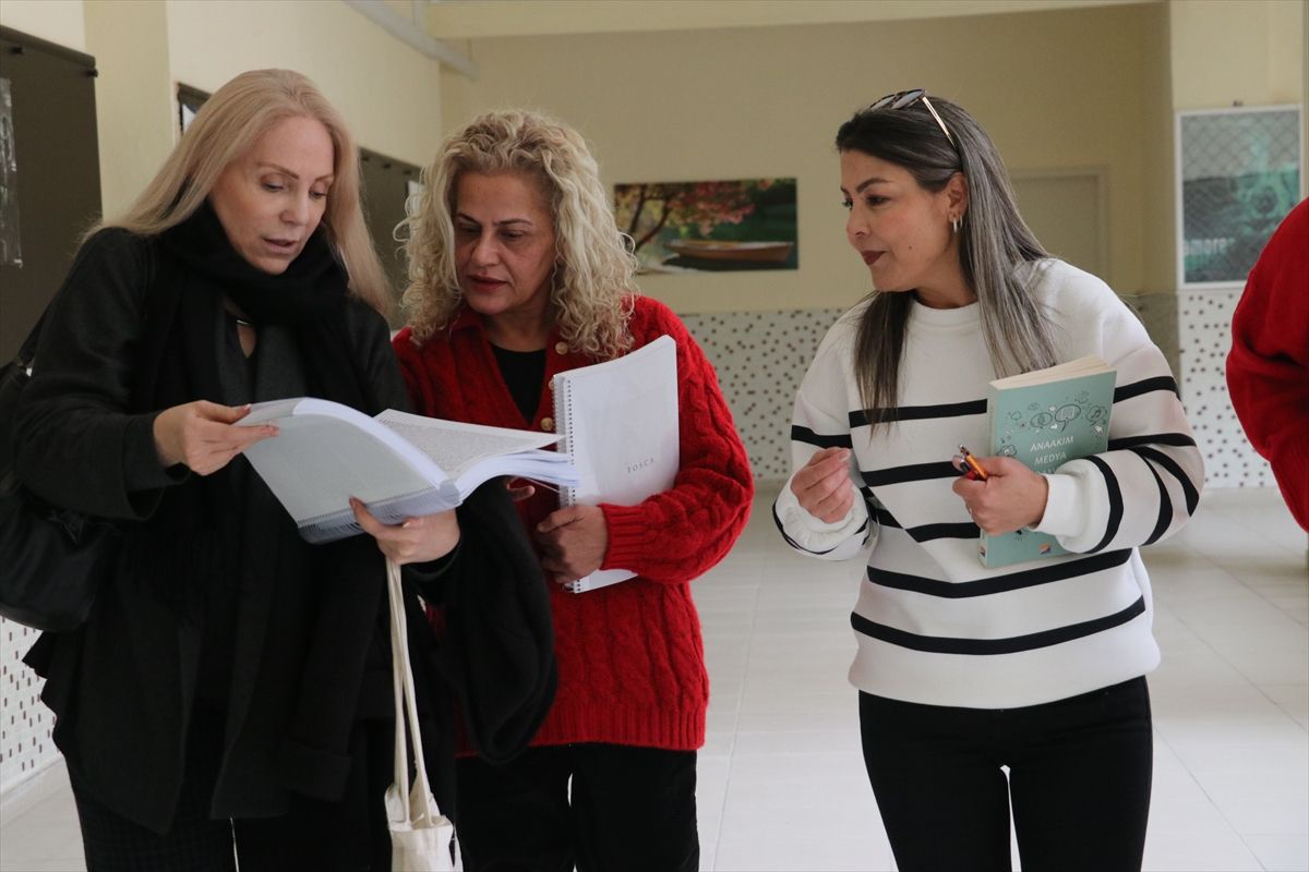 Turkinja Serife u 54. godini upisala treći fakultet kako bi sinu bila primjer