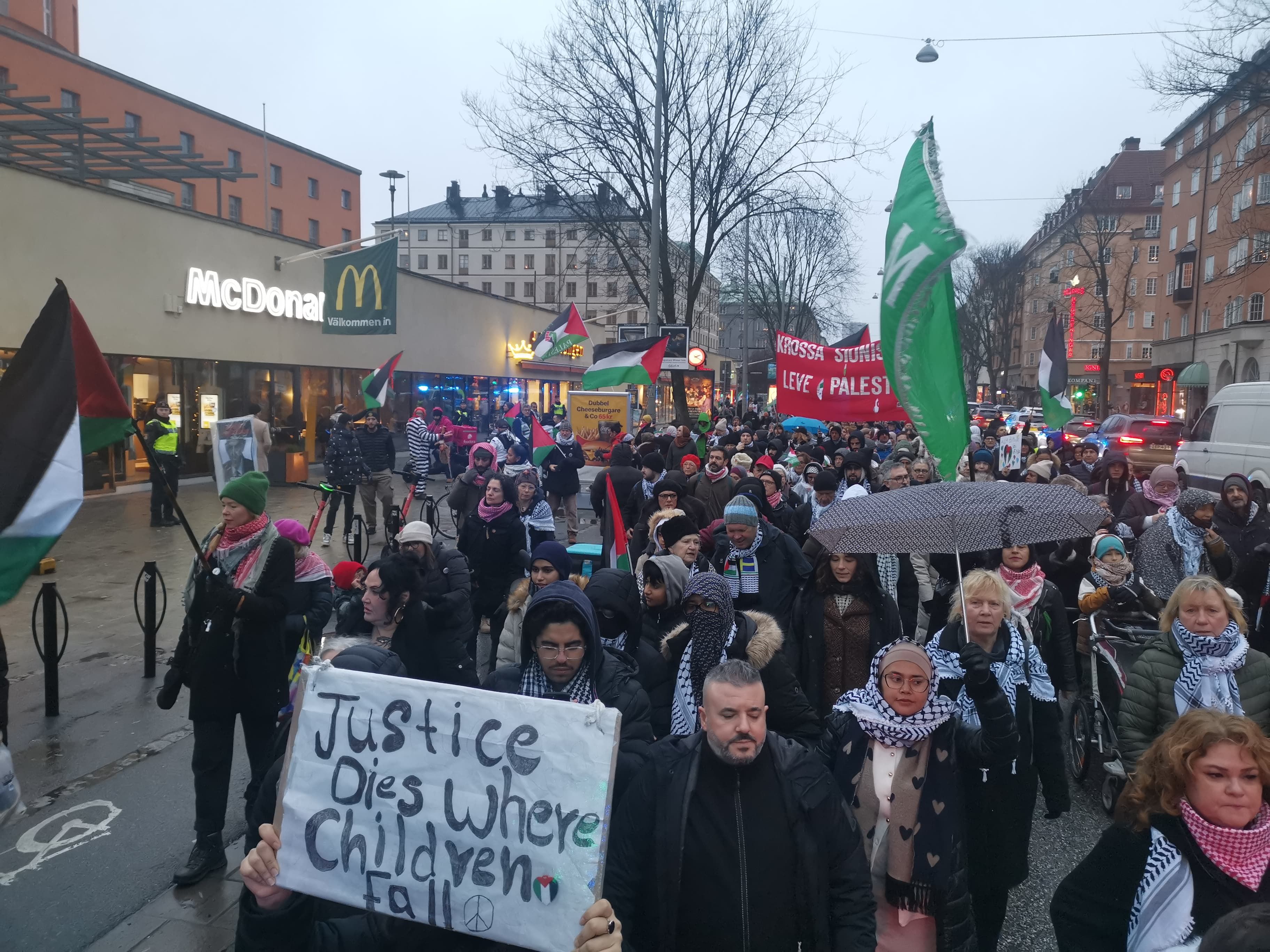 Demonstranti su nosili transparente "U Gazi se ubijaju djeca", "Zaustavite genocid" i "Palestina zauvijek".