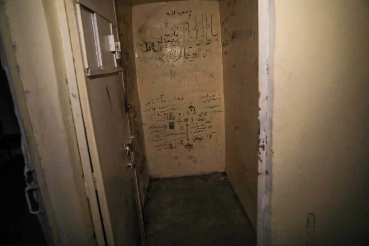 U različitim zgradama, u kojima su se nalazili i službeni uredi, otkrivene su prostorije u kojima su ispitivani i mučeni neistomišljenici režima.