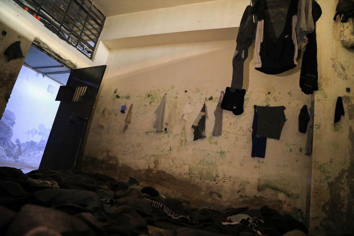 U različitim zgradama, u kojima su se nalazili i službeni uredi, otkrivene su prostorije u kojima su ispitivani i mučeni neistomišljenici režima.