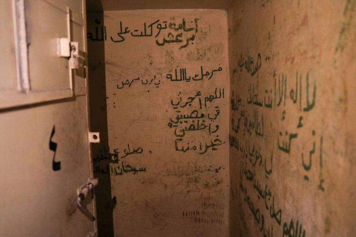 U različitim zgradama, u kojima su se nalazili i službeni uredi, otkrivene su prostorije u kojima su ispitivani i mučeni neistomišljenici režima.