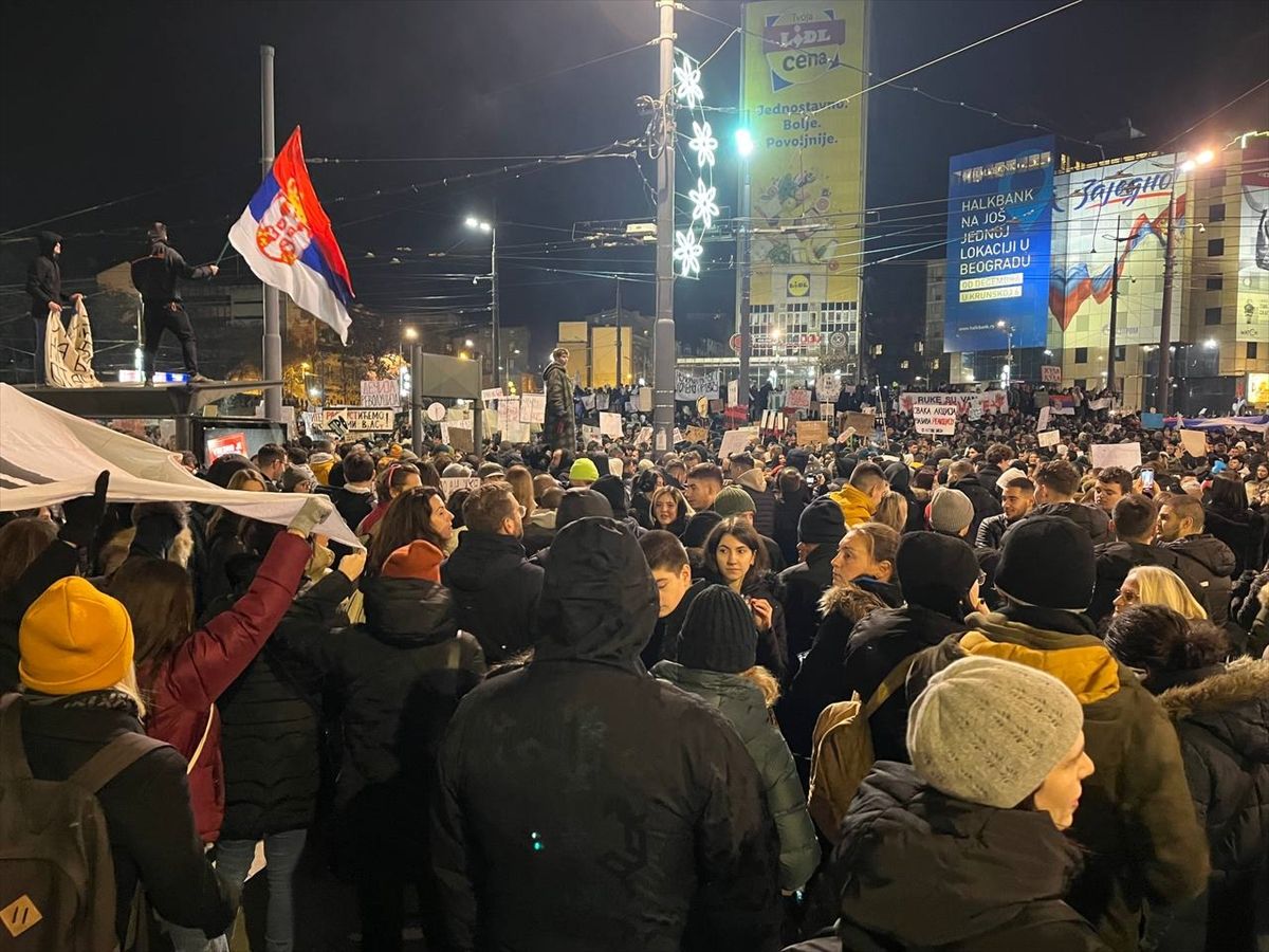 Protestu koji je počeo u popodnevnim satima priključili su se poljoprivrednici, glumci i brojni drugi građani.