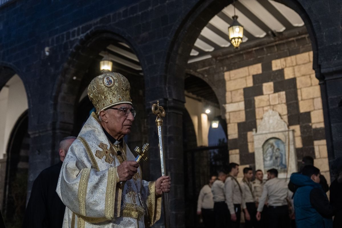 Privremena vlada objavila je da će sve državne institucije biti zatvorene 25. i 26. decembra zbog proslave Božića, a da će javni zaposlenici dobiti službeni praznik