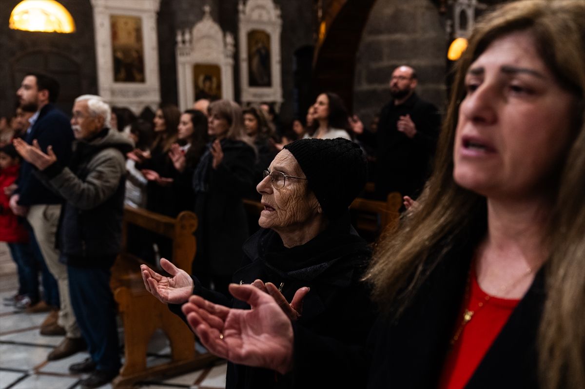 Privremena vlada objavila je da će sve državne institucije biti zatvorene 25. i 26. decembra zbog proslave Božića, a da će javni zaposlenici dobiti službeni praznik