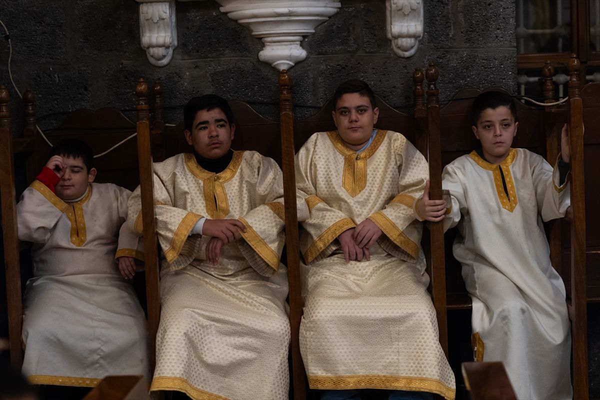 Privremena vlada objavila je da će sve državne institucije biti zatvorene 25. i 26. decembra zbog proslave Božića, a da će javni zaposlenici dobiti službeni praznik