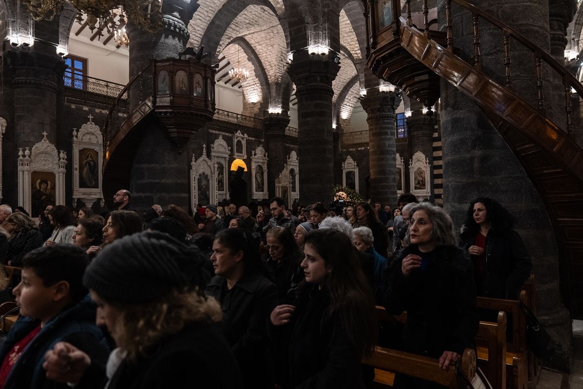 Privremena vlada objavila je da će sve državne institucije biti zatvorene 25. i 26. decembra zbog proslave Božića, a da će javni zaposlenici dobiti službeni praznik