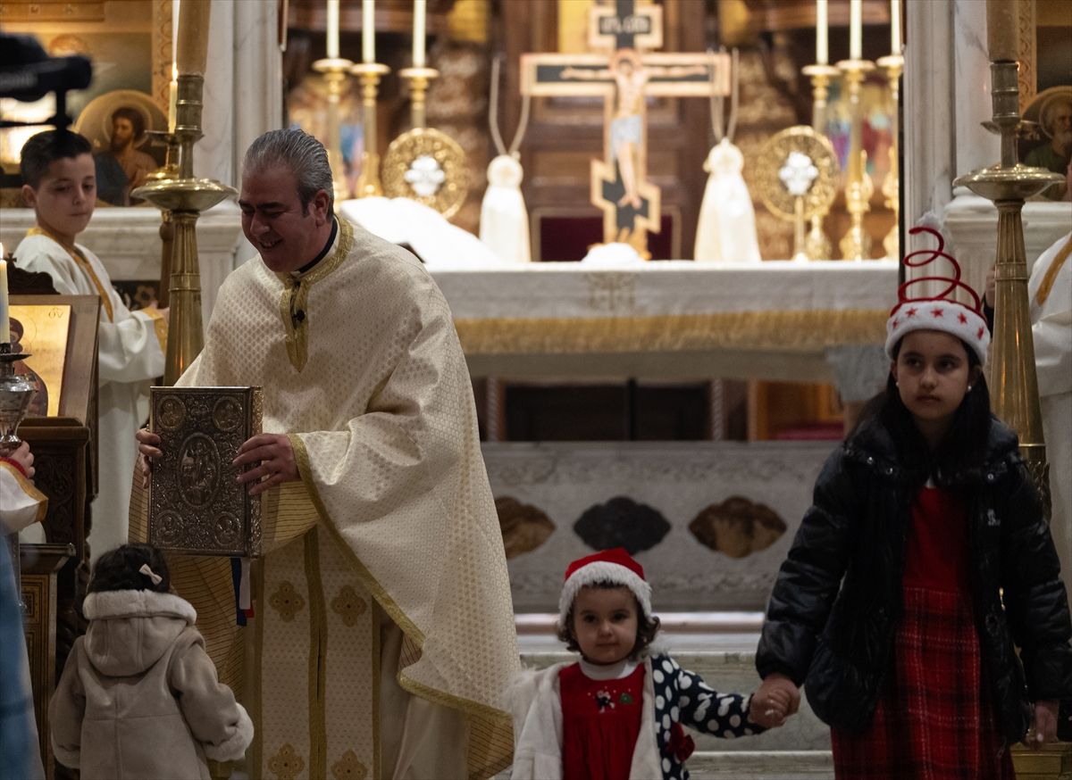 Privremena vlada objavila je da će sve državne institucije biti zatvorene 25. i 26. decembra zbog proslave Božića, a da će javni zaposlenici dobiti službeni praznik