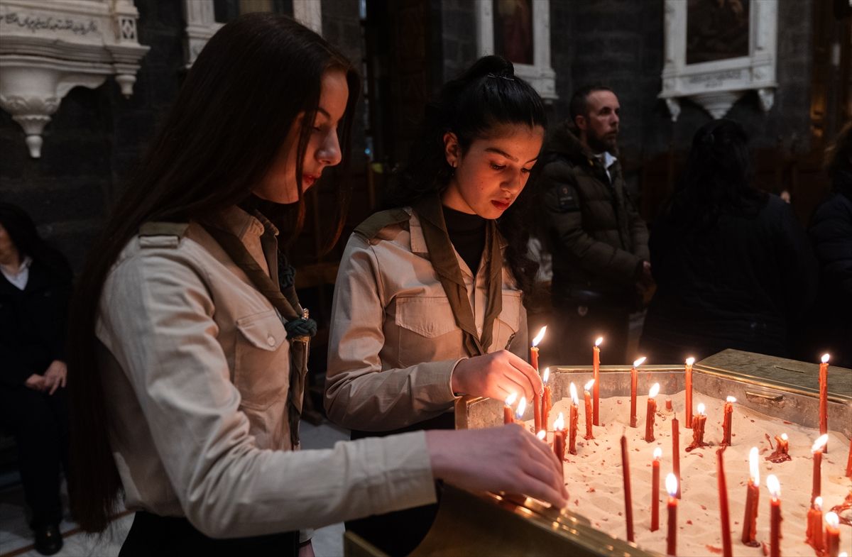 Privremena vlada objavila je da će sve državne institucije biti zatvorene 25. i 26. decembra zbog proslave Božića, a da će javni zaposlenici dobiti službeni praznik
