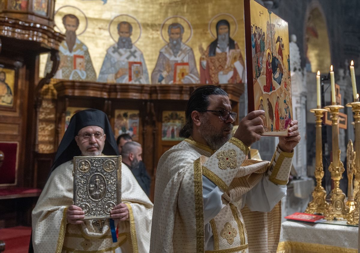 Privremena vlada objavila je da će sve državne institucije biti zatvorene 25. i 26. decembra zbog proslave Božića, a da će javni zaposlenici dobiti službeni praznik