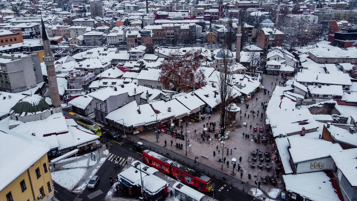 Iako je izazvao probleme u odvijanju saobraćaja, snijeg je donio idilične prizore na sarajevskim ulicama što su iskoristili mnogi građani za šetnju i odmor...