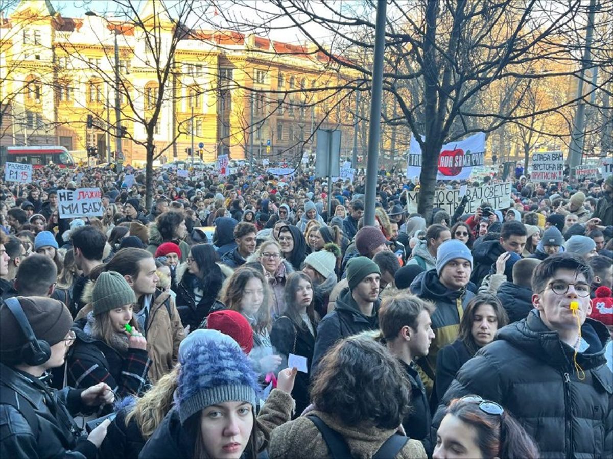 Protesti u Srbiji: Performans ispred Ministarstva prosvjete kao znak podrške srednjoškolcima