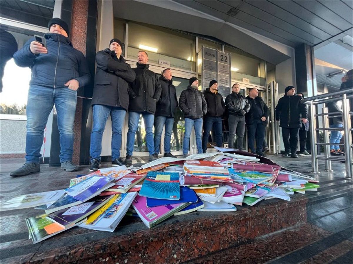 Protesti u Srbiji: Performans ispred Ministarstva prosvjete kao znak podrške srednjoškolcima