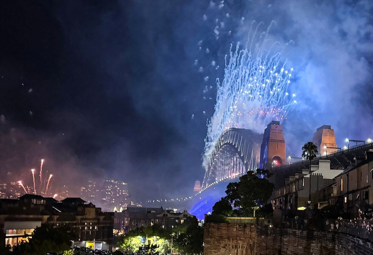 Australija je ušla u novu 2025. godinu. Novogodišnji vatromet mogao se vidjeti iznad čuvene Sindejske opere i mosta.
