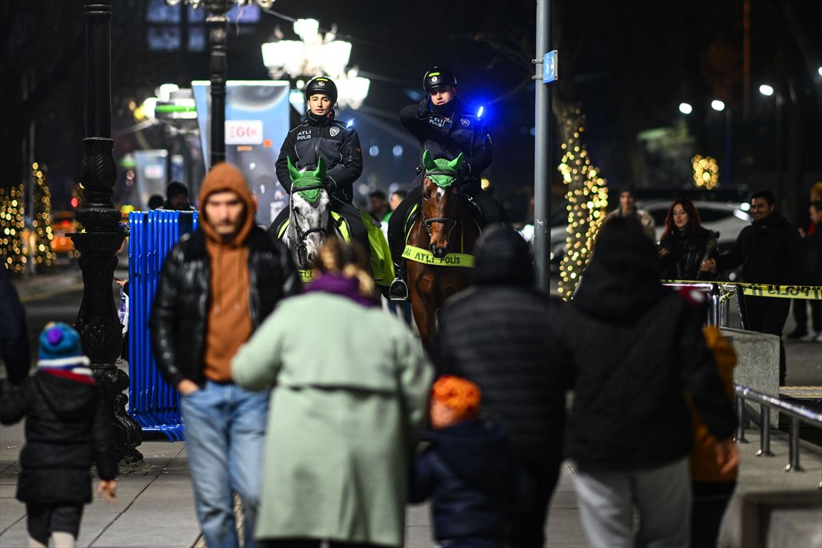 Građani drugih turskih gradova, uključujući Bursu, Izmir i Adanu, također su na ulicama dočekali Novu godinu