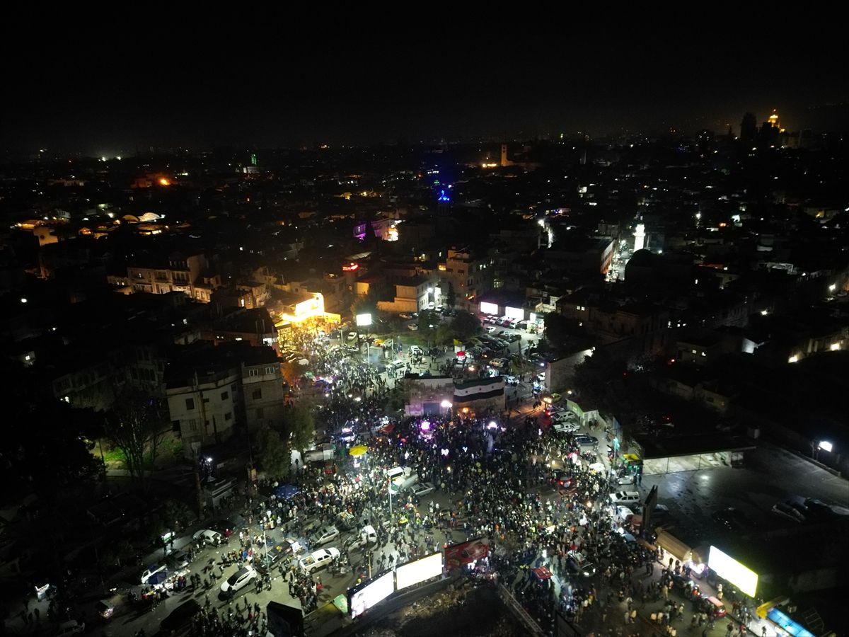 Okupljeni su ushićeno i s posebnom radošću zbog pada režima Bashara al-Assada slavili ulazak u novu 2025. godinu