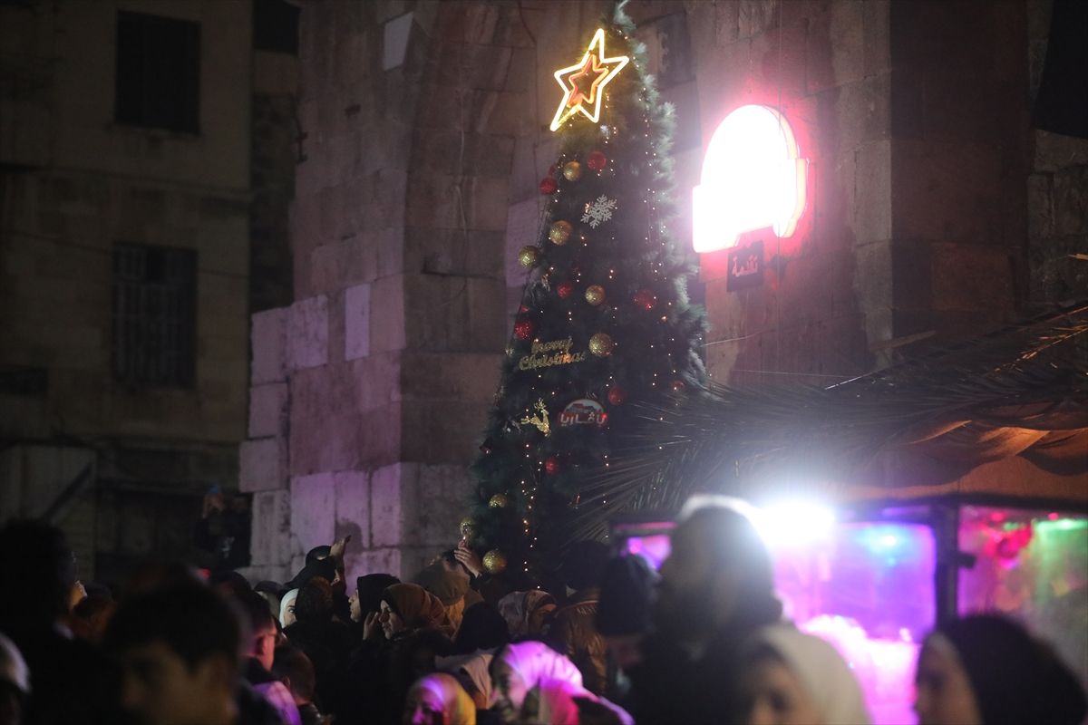 Okupljeni su ushićeno i s posebnom radošću zbog pada režima Bashara al-Assada slavili ulazak u novu 2025. godinu
