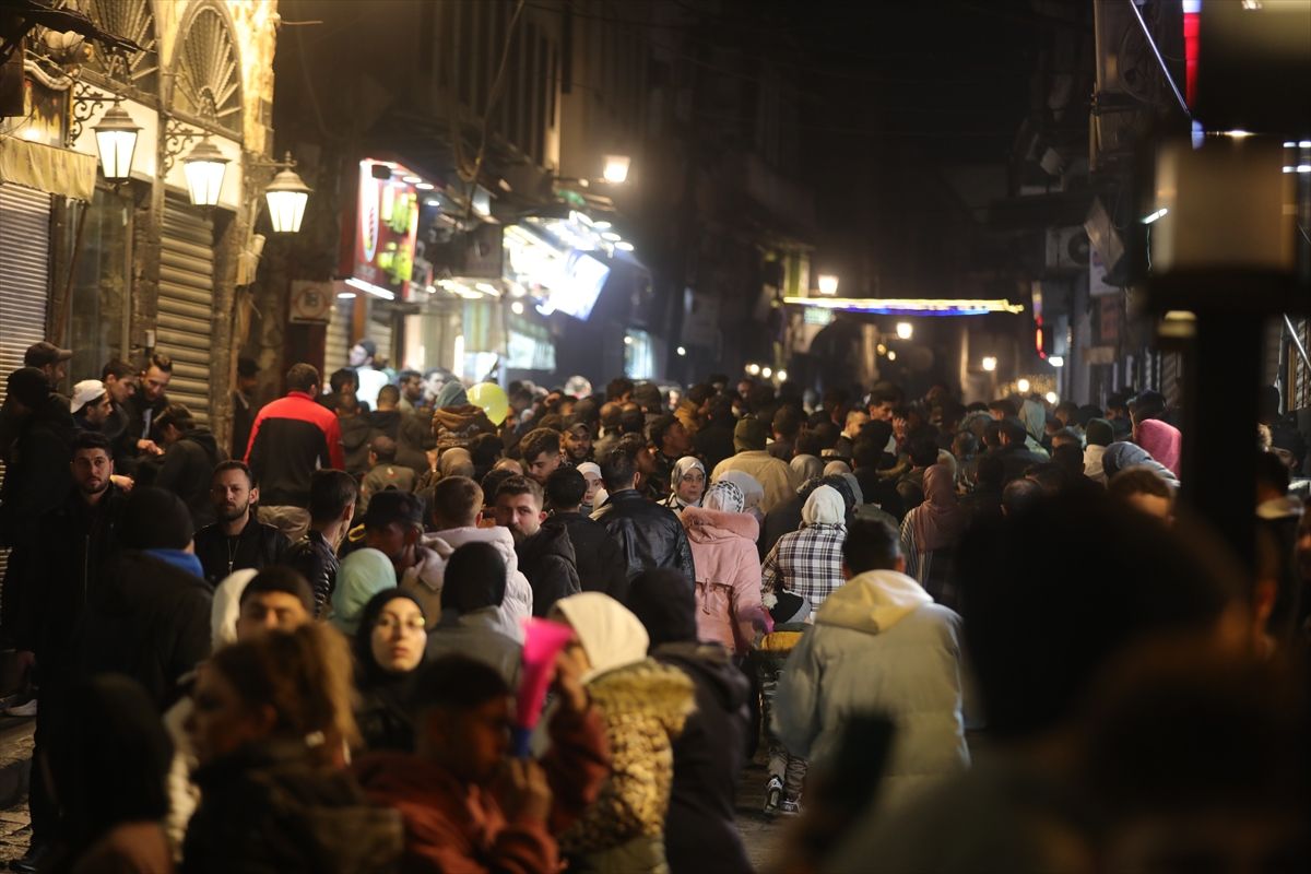 Okupljeni su ushićeno i s posebnom radošću zbog pada režima Bashara al-Assada slavili ulazak u novu 2025. godinu