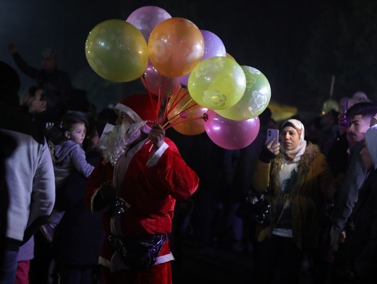 Okupljeni su ushićeno i s posebnom radošću zbog pada režima Bashara al-Assada slavili ulazak u novu 2025. godinu