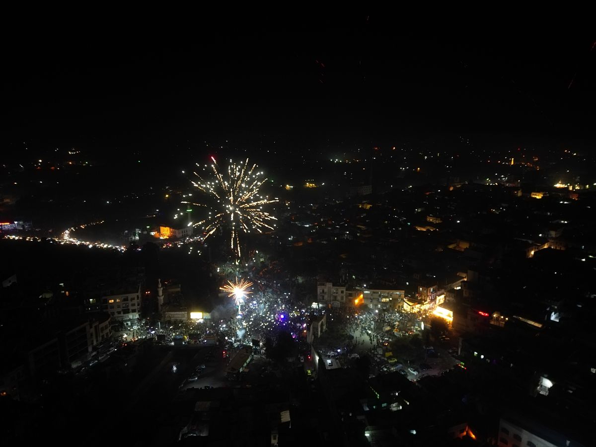 Okupljeni su ushićeno i s posebnom radošću zbog pada režima Bashara al-Assada slavili ulazak u novu 2025. godinu