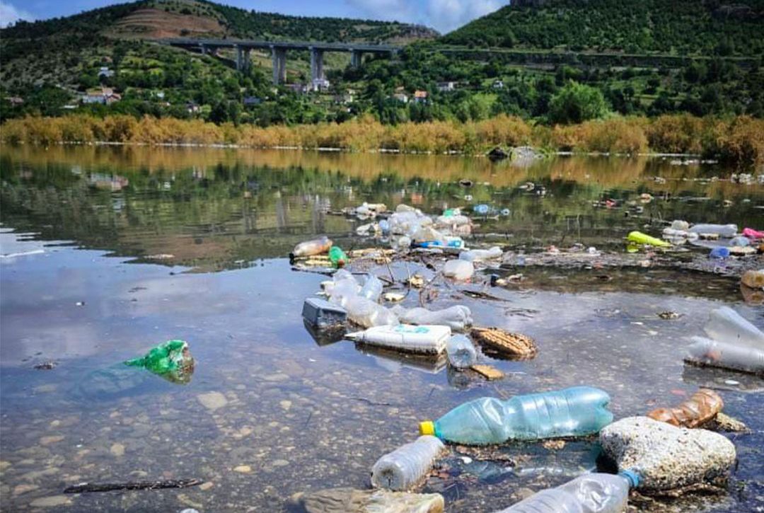 Situacija sa otpadom je ovdje ekstremna, i to nije slučaj samo ovdje na Grabovici, nego i u blizi ovog područja.