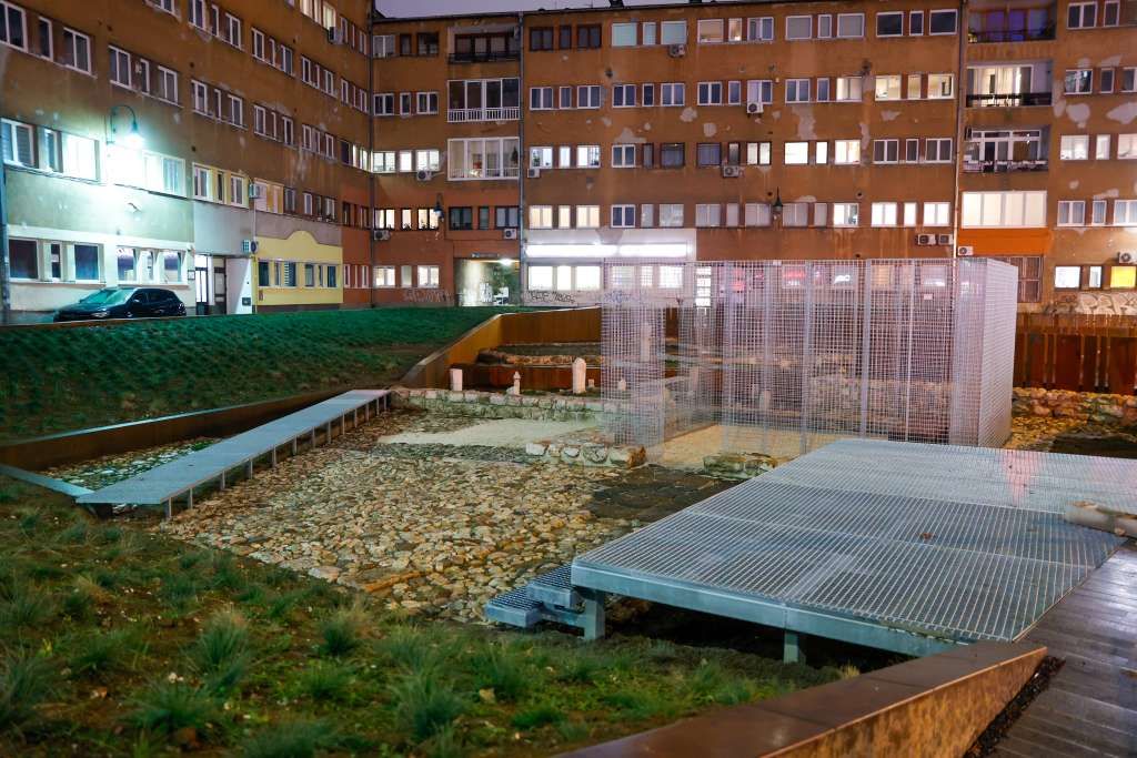 Džamijsko mezarje i ostaci mekteba su bili zatrpani, pa su poduzeta arheološka iskopavanja od 2005. godine.