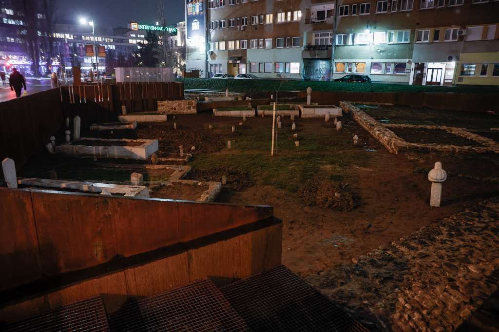 Džamijsko mezarje i ostaci mekteba su bili zatrpani, pa su poduzeta arheološka iskopavanja od 2005. godine.