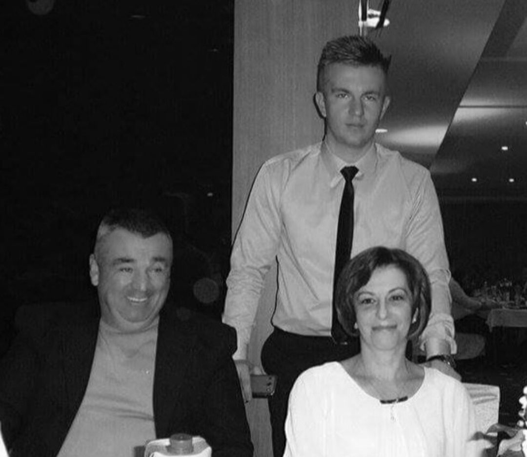 Arijana Memić, sestra ubijenog mladića Dženana Memića, objavila je na Facebooku crno-bijelu fotografiju i emotivnu poruku koja je dotaknula srca mnogih.