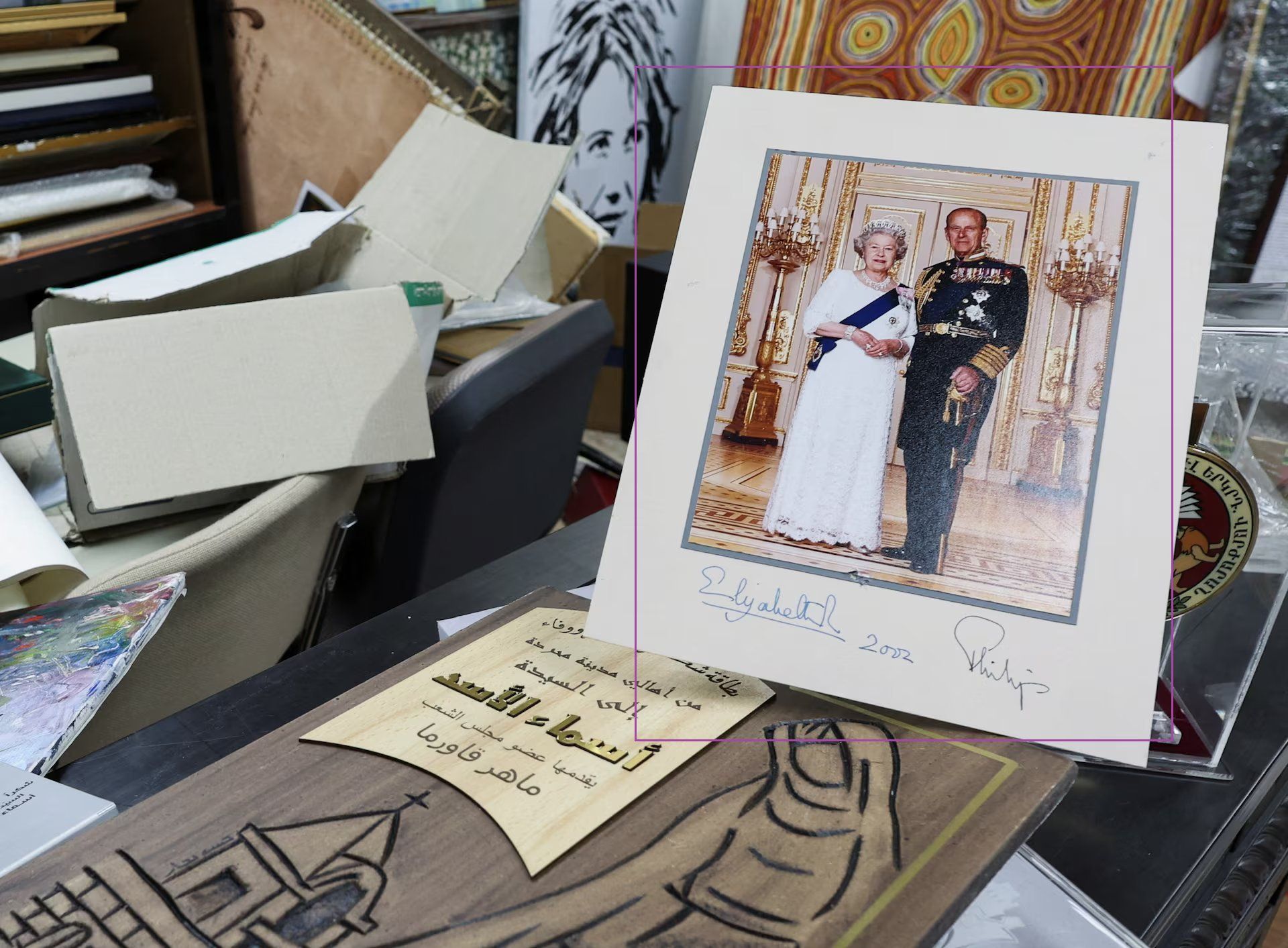 Garaža puna desetaka luksuznih automobila , uključujući rijetki Ferrari vrijedan oko 3 miliona funti, također je otkrivena ove sedmice.